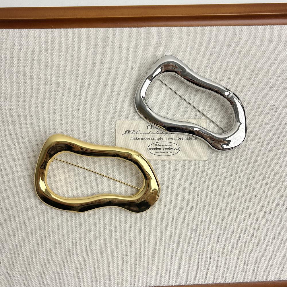 Exquisite Retro Geometric Brooch: Luxury Irregular Hollow Ring Pin for Women's High-end Suits and Coats.