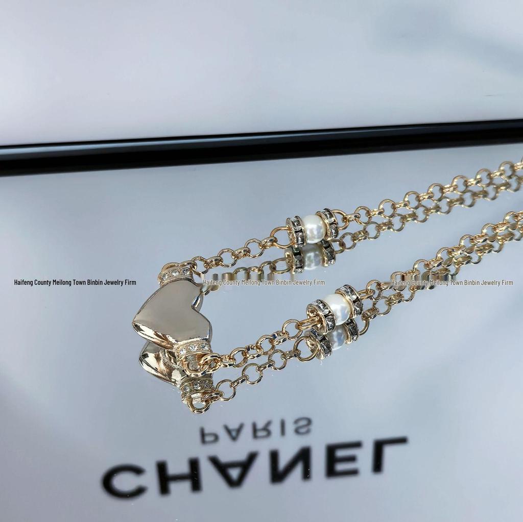 Neue Herz Perlen Strass Choker Halskette mit Doppel C Logo und Diamantkette