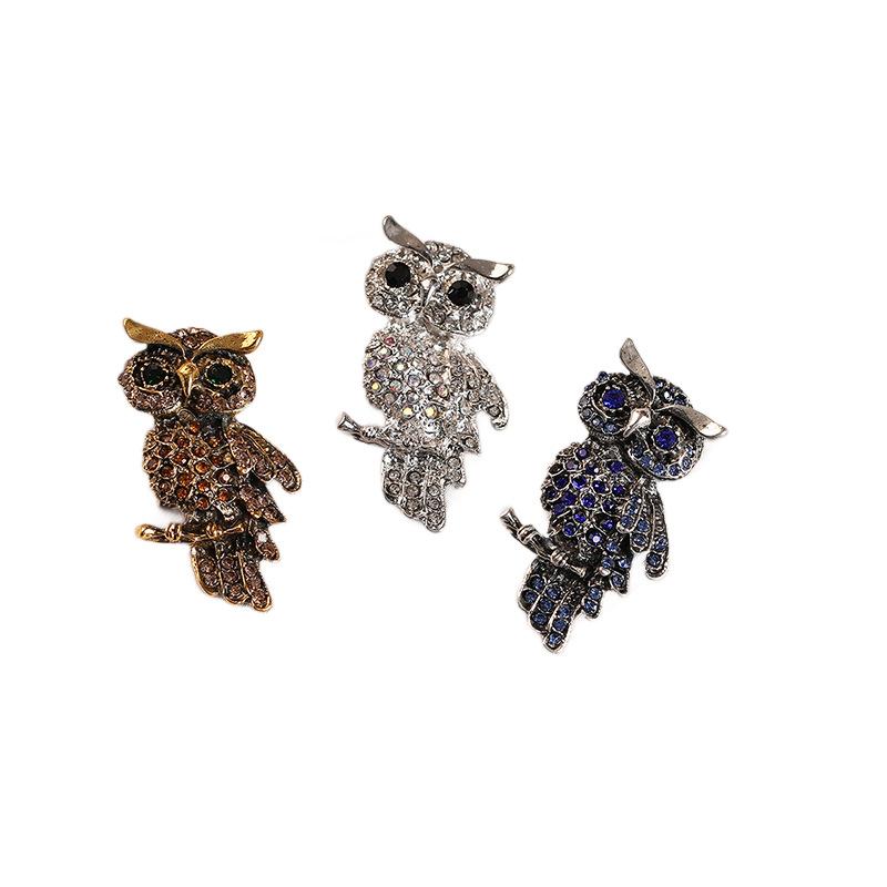 La Broche Hibou Entièrement Pavée D'éclat Dégage Un Sentiment De Haut De Gamme, De Luxe Léger Et De Niche. Il présente une broche animale rétro incrustée de diamants.