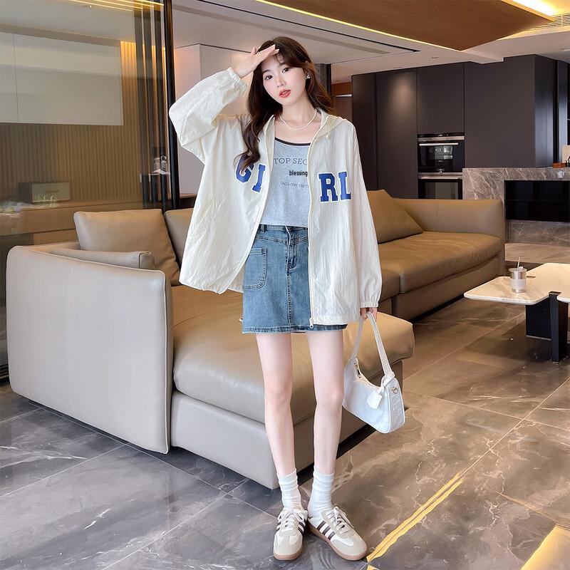 

Женская куртка-бомбер с капюшоном и принтом букв в стиле колледжа S