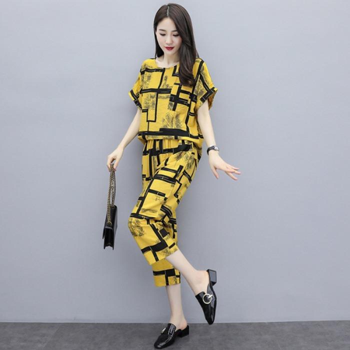 Plus-Size Women's Trendy Two-Piece Set: Loose Fit, Age-Reducing, Slimming Design with Seven-Point Pants