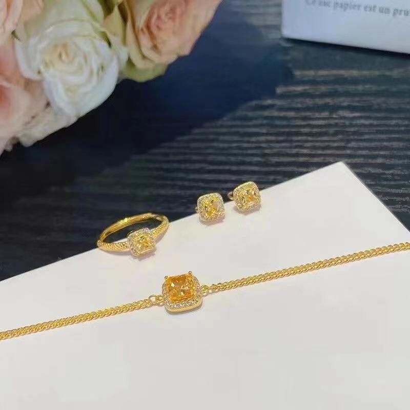 Small Candy Cube Bracelet for Women with Small Yellow Crystal Bread Clavicle Chain Light Luxury Niche Design