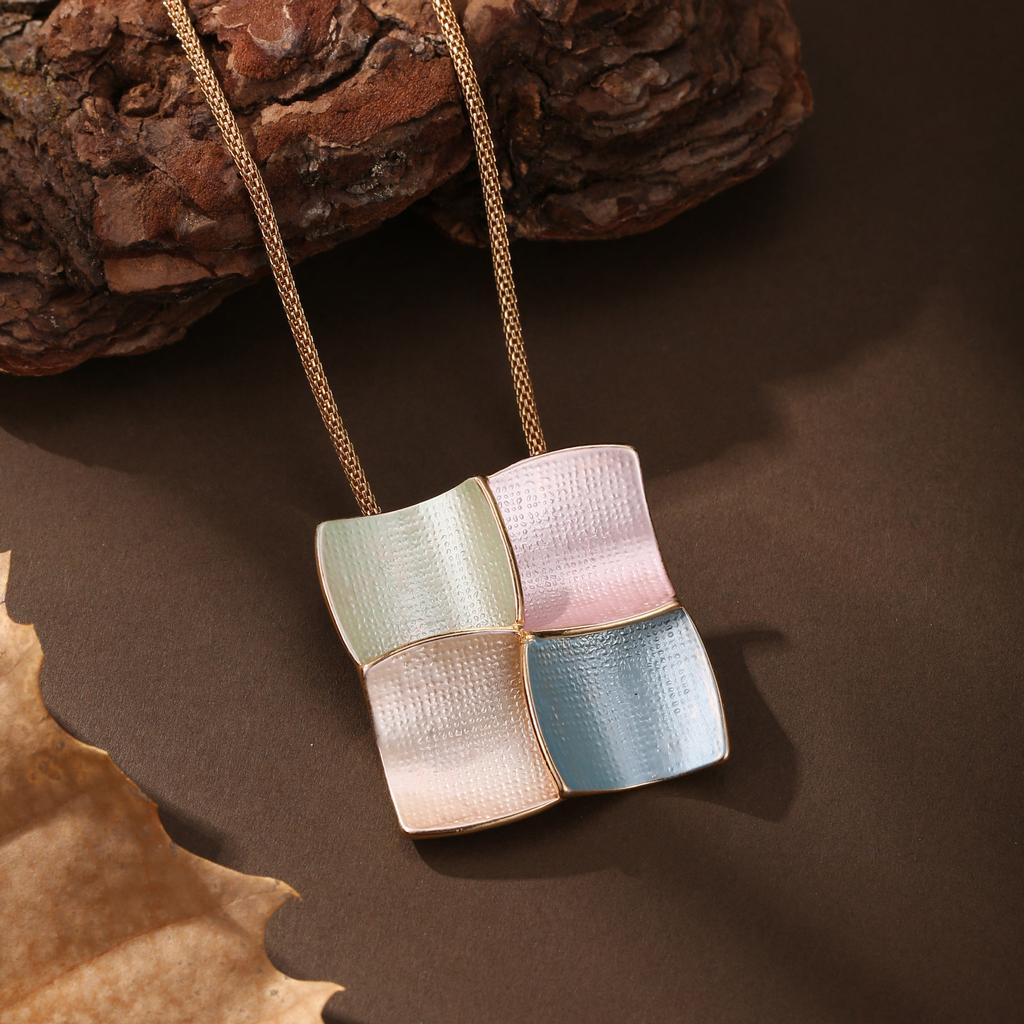 Nouveau pendentif carré géométrique en émail, collier carré polyvalent haut de gamme pour femmes.
