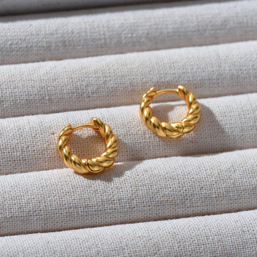 Elegant Twisted Metal Ear Cuff for Women - European & American Design, Trendy, Versatile, Unique Fashion Earrings