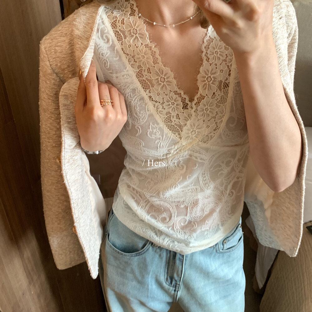French V-neck Lace Camisole for Women - 2026 Spring Slim Fit Spaghetti Strap Layering Top