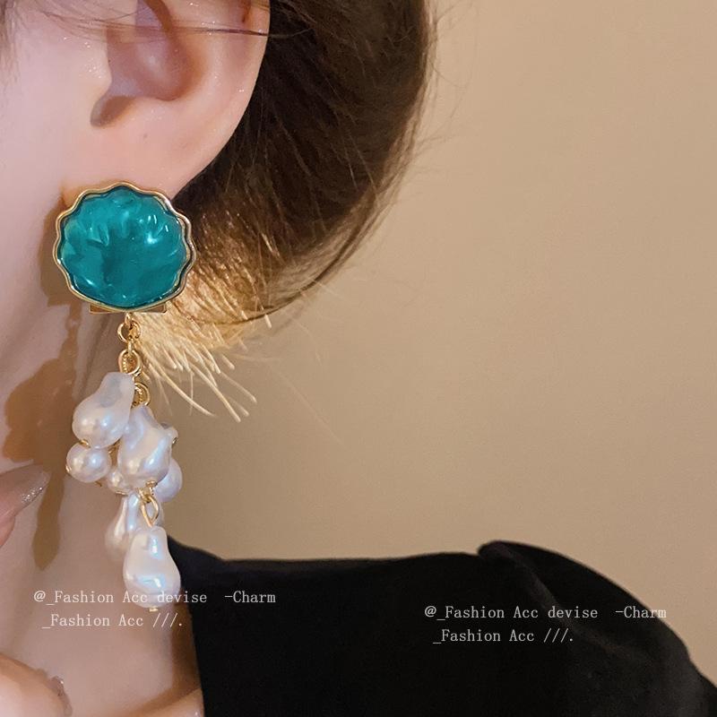 High-End French Luxury Silver Resin Tassel Earrings with Elegant Design Sense