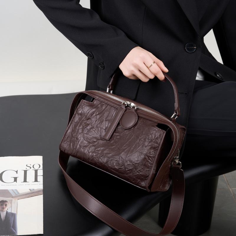 Autumn and Winter New High-end Boston Bag, Light Luxury First Layer Pleated Cowhide Leather Women's Bag, Clutch Pattern Pillow Bag