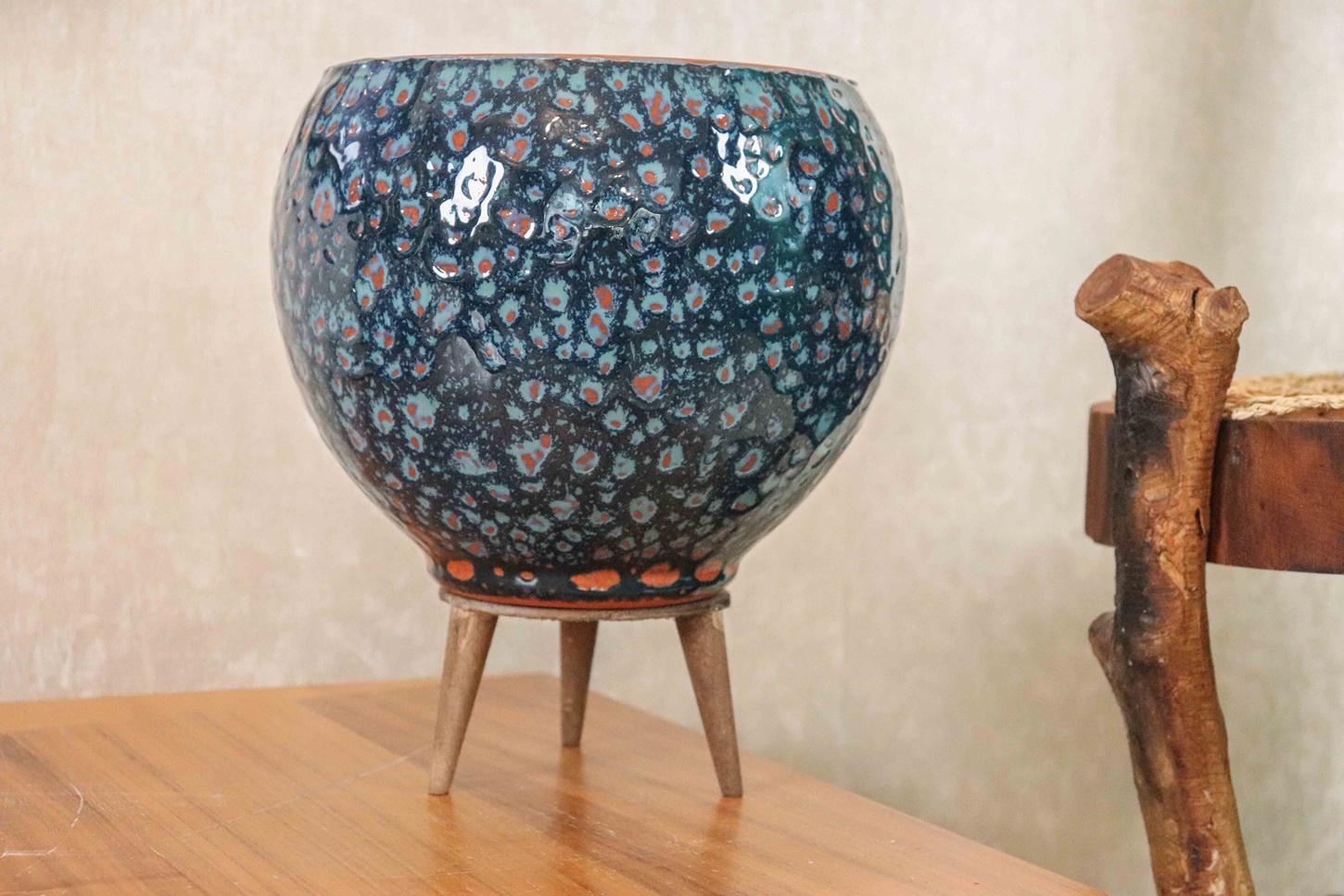 

Bitki Tasarımı Lacivert Şekilli Artistik Çift Sırlı İç ve Dış Mekan Kullanımlı Ayaklı Toprak Terakota Saksı Saksılık Çiçeklik