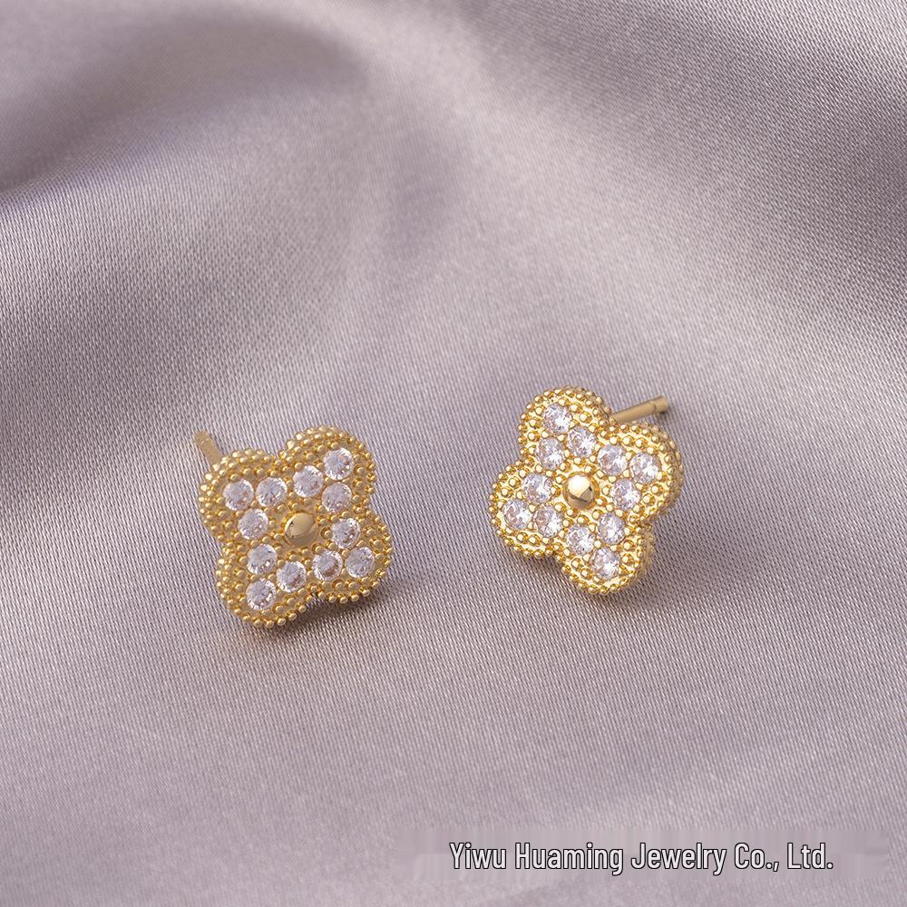 

Классические серьги-пусеты в виде четырехлистного клевера с полной бриллиантовой инкрустацией, иглой из серебра 925 пробы и изысканным дизайном. золотой