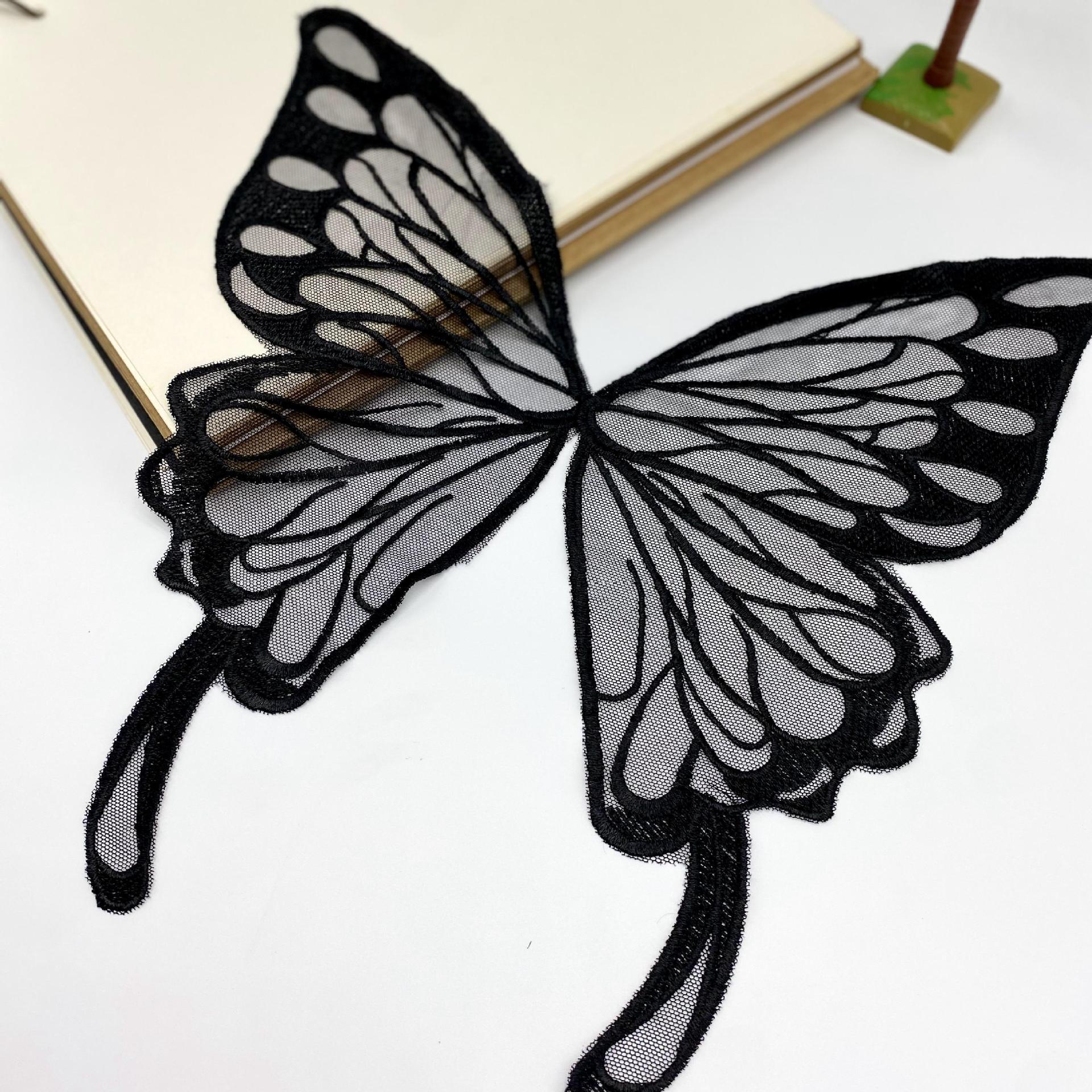 

Костюм для выступления с крыльями бабочки из кружевной сетки и вышитым корсажем