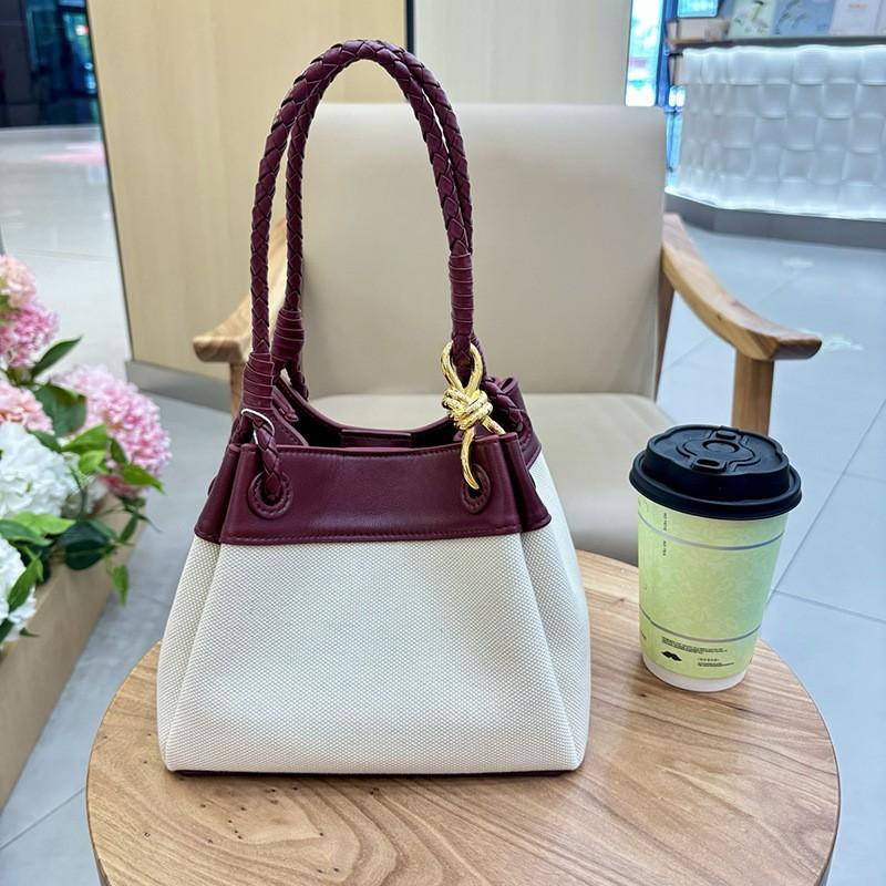 

2026 Новая плетеная сумка из коровьей кожи Та же модель бренда Ручная сумка через плечо Модная женская Посадочный зонт 21x17x16.5cm вино красного