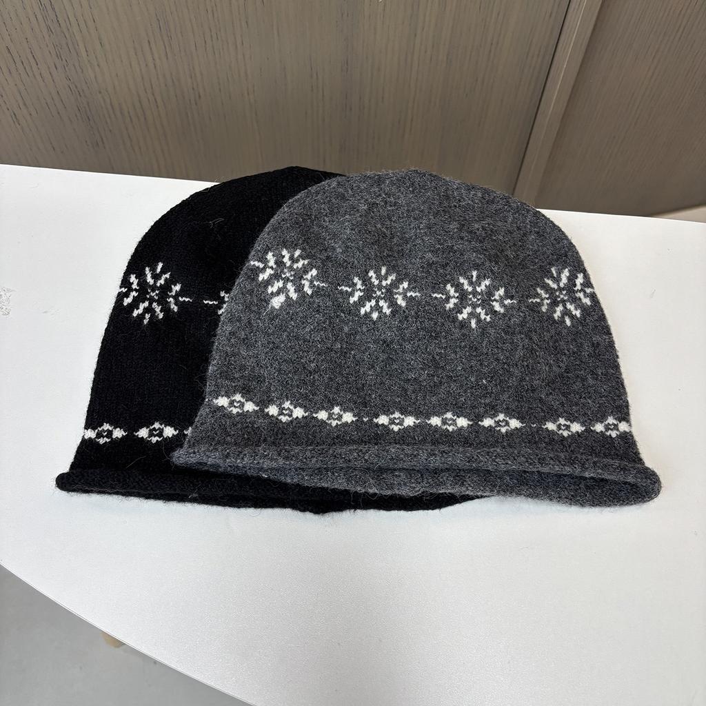 Fair Island jacquard crimped knitted hat women's autumn and winter stacking hat versatile face small cold hat loose wool hat