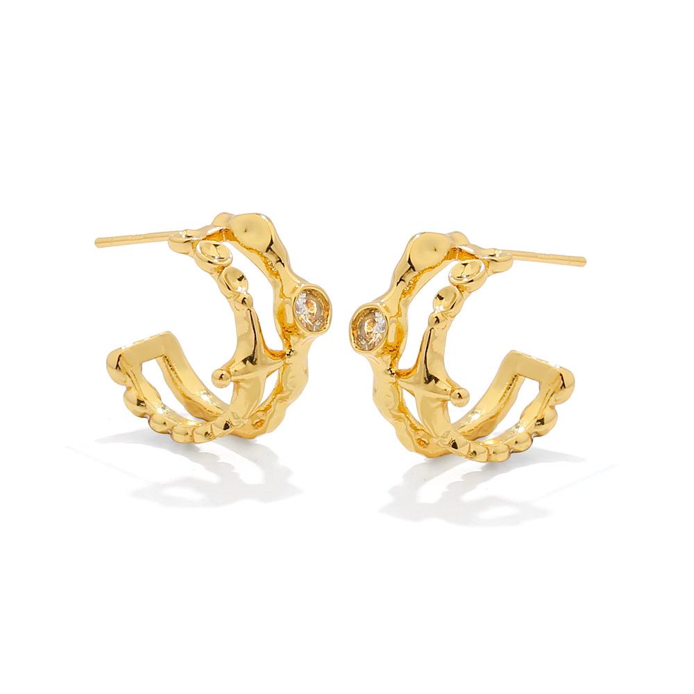 Геометрические серьги-кольца С-образной формы из 18-каратного золота с инкрустацией цирконием