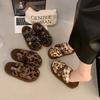 Herbst und Winter 2025 Koreanische Version High-End Home Office Leopardenmuster Dicksohlige Gürtelschnalle Taschenkopf Einwortige flauschige Baumwollpantoffeln Damen