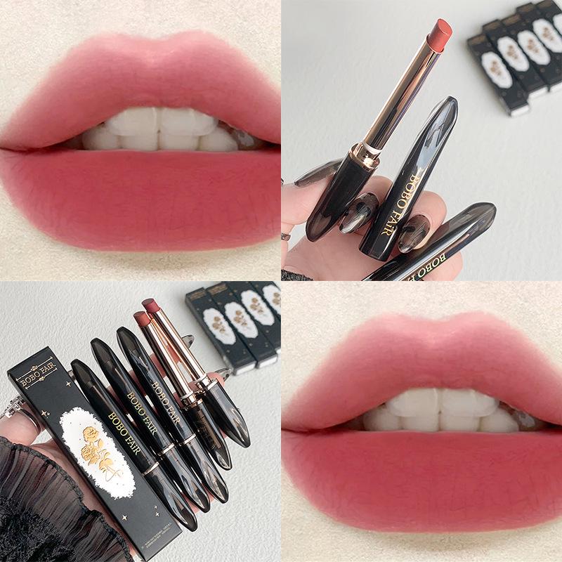 

BOBOFAiR Матовая вельветовая помада: Зеркальный финиш, Ретро-цвет, Чистое желание в элегантном черном тюбике.