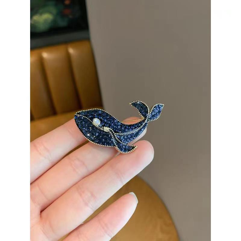 Elegant Luxury Brooch: Versatile and Exquisite Pin for Suit Jackets - Japanese and Korean Inspired Design