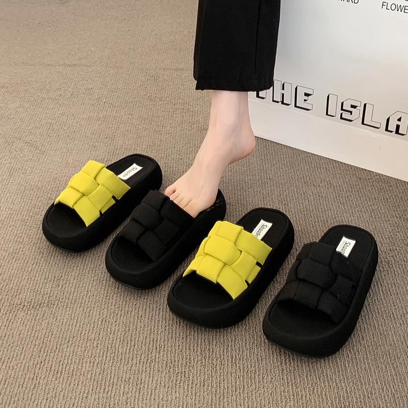 Small thick-bottomed woven sandals girl 2025 summer new fashion wear open-toed seaside beach slippers