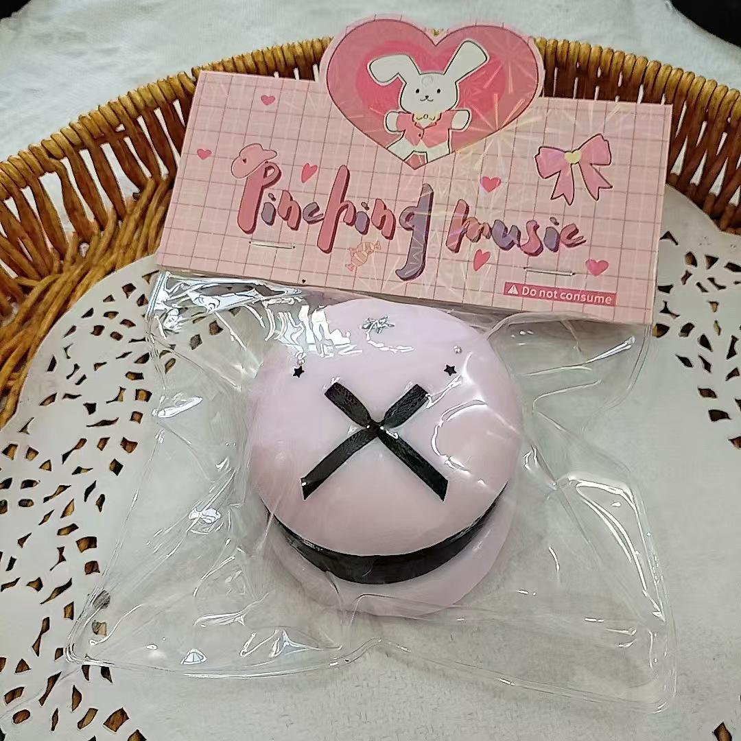 

Little Red Book Burst Pulp Simulation Toy: Squeeze and Relieve Stress for Kids