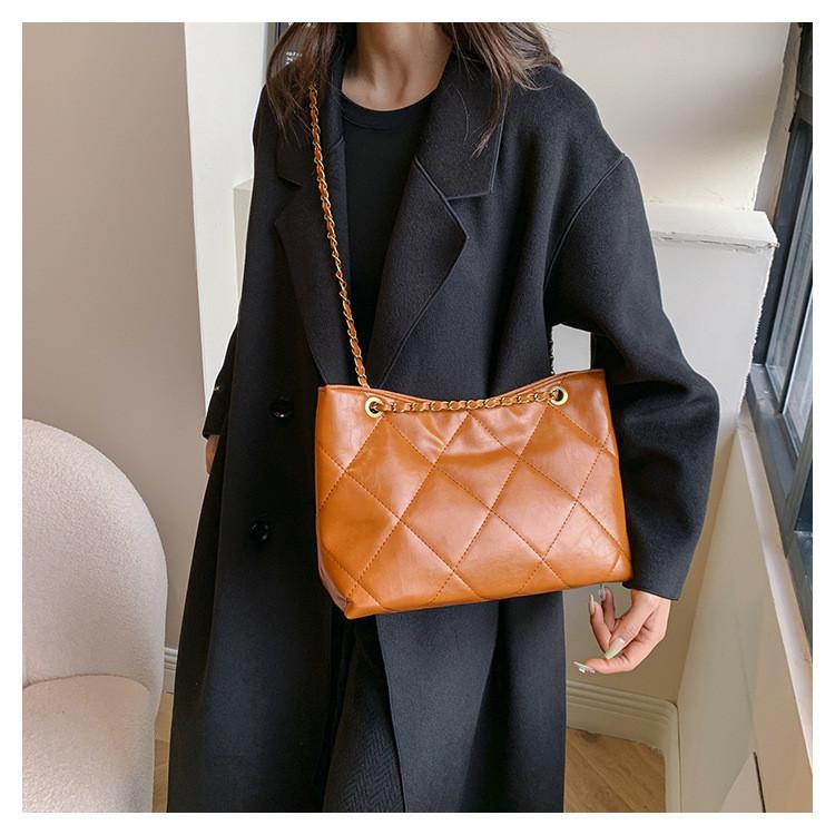 2023 Winter New Women's Bag Fashion Street Trend Shoulder Bag Retro Casual Crossbody Bag Rhombic Chain Tote Bag In Black