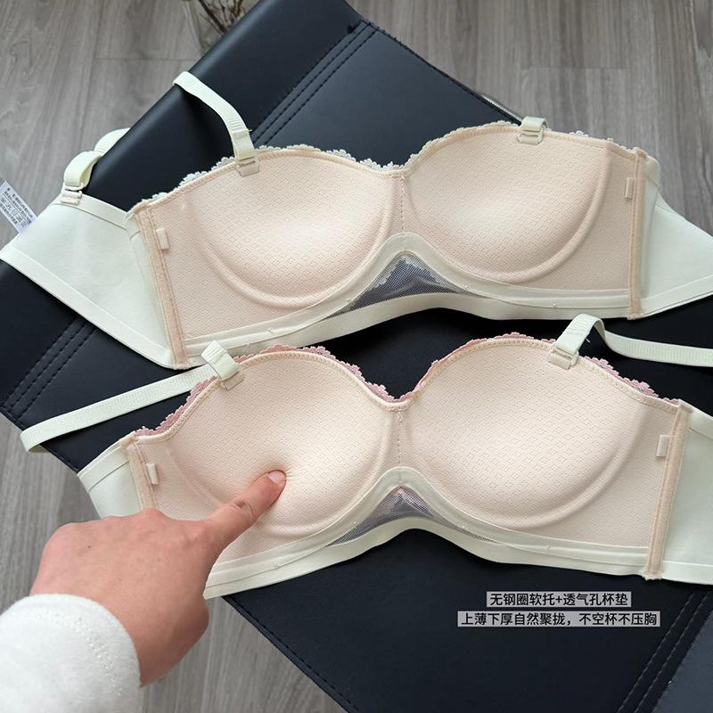 Lace small breasts gather and show a large half cup of underwear for women's flat breasts. The upper cup is supported to prevent sagging