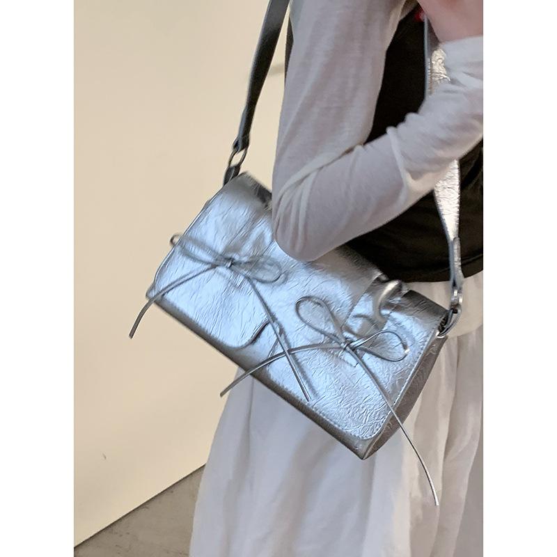 

Summer fresh and simple women s bag 2025 new girly bow small square bag versatile shoulder messenger bag серебряный