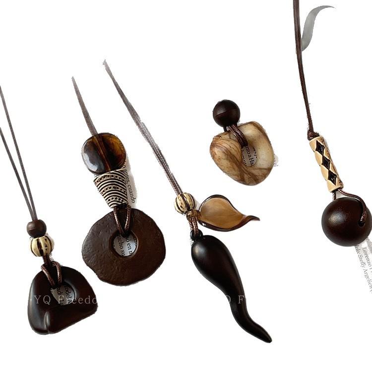 Vintage nieregularny naszyjnik z wisiorkiem - kolor kawy, damski, na długim łańcuszku, dodatek do swetra