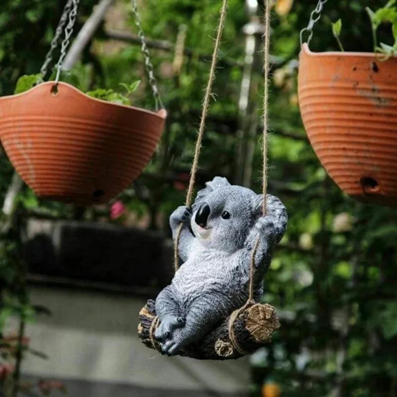 Statua da Giardino Orso Koala in Resina Statuetta Decorativa Scultura Appesa Animale Ornamento Paesaggistico Esterno per Cortile Prato Patio