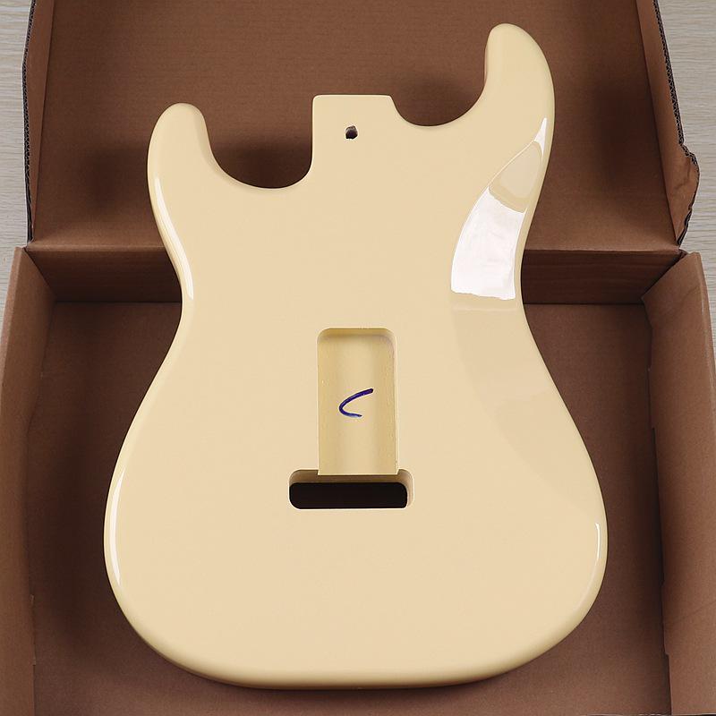 Lesklé krémově žluté tělo elektrické kytary z topolu se třemi single-coil snímači
