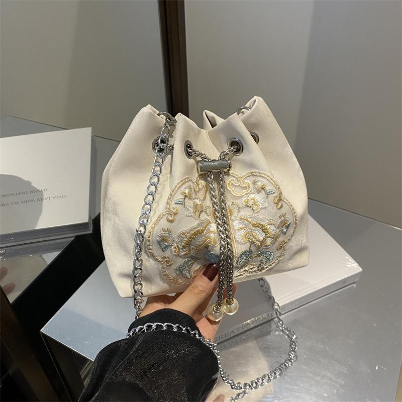 New Chinese bag women's 2025 new autumn and winter super fire versatile chain messenger bag popular national style portable bucket bag
