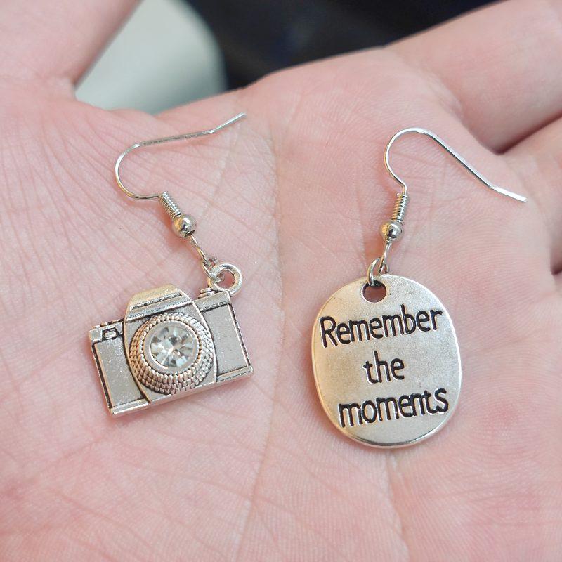 Cross-English Letter Pendant Earrings with Diamond Camera Design серебряный