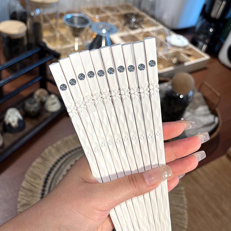

Ru Han Alloy Chopsticks with Ancient Silver Carving