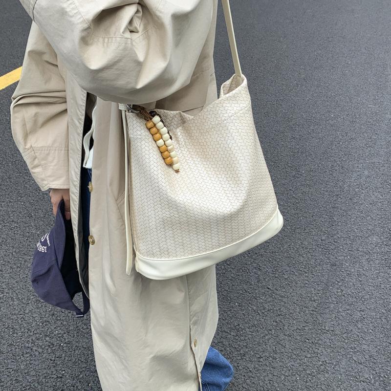 Commuter retro large-capacity bag women's 2025 new casual versatile shoulder bag premium messenger bucket bag