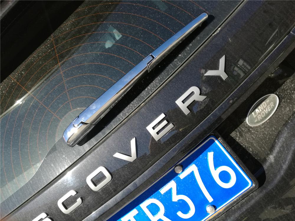 Kryt zadního stěrače Otai: Vylepšuje Land Rover Discovery Sport pomocí Jasného Dekorativního Pásku.