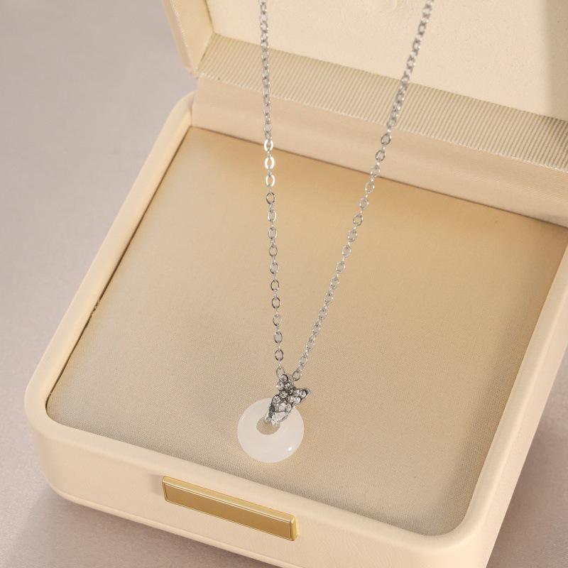 Korean Pearl Necklace: High-End Silver Clavicle Chain with Niche Design, Perfect for Light Luxury and Sweater Pendants.