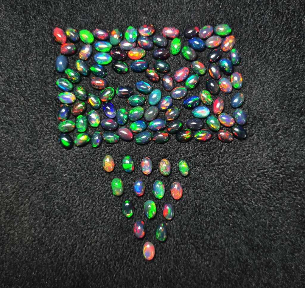 Opal Negru Etiopian Natural Multi Fire Oval Cabochon Piatră Prețioasă Liberă Lot 17 Bucăți 4*6 MM 5 CT Cabochon Opal Negru Piatră Prețioasă Pentru Realizarea Bijuteriilor