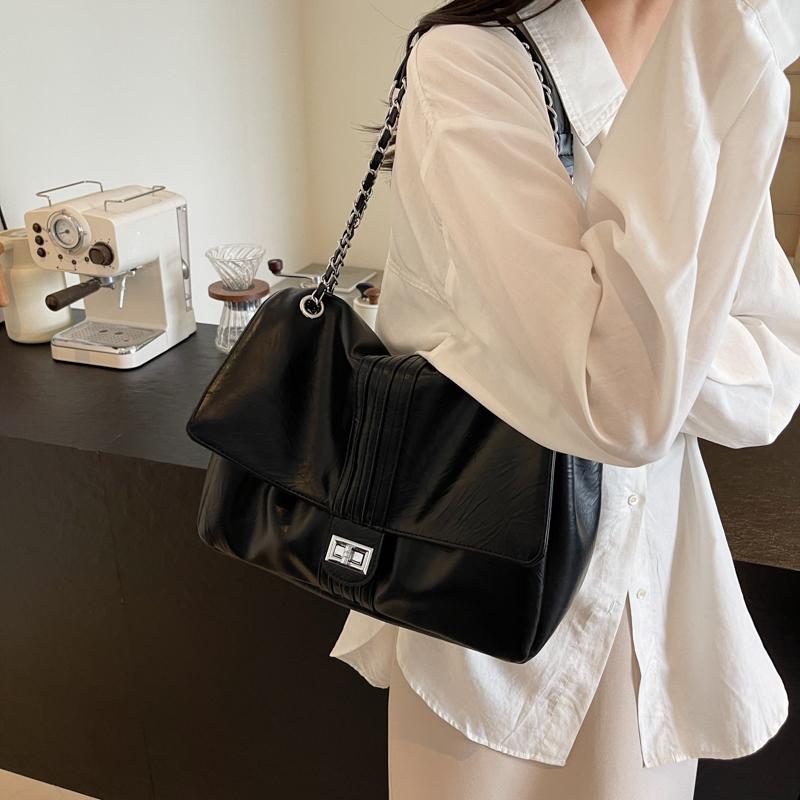 Large Capacity Women's Bag Single Shoulder Adorned Crossbody Bag Monochromatic Chain Classic Fashion Trend Black and White