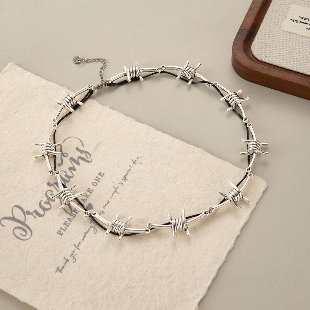 Dark Thorns Winding Rivet Necklace Light Luxury Personality Subculture Sweet Cool Babes Collarbone Chain Niche High-End Item Decoration