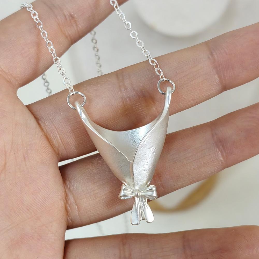 Silver Color Flower Bouquet Necklace Flower Holder Necklace Creative Floral Vase Necklaces Aesthetic Mother s Day Jewelry Gift
