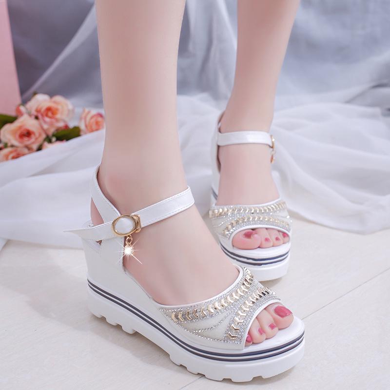 

Женские летние босоножки на танкетке — со стразами, с одной пряжкой, с открытым носком 36 белый