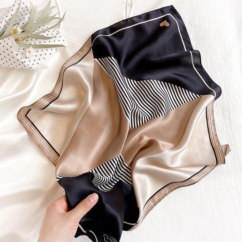 

Designer Stripe Heart Print Women Hijab Luxury Square Silk Scarf Satin Head Wrap 70Cm Scarves Bandana Handkerchief Foulard Shawl 70x70cm