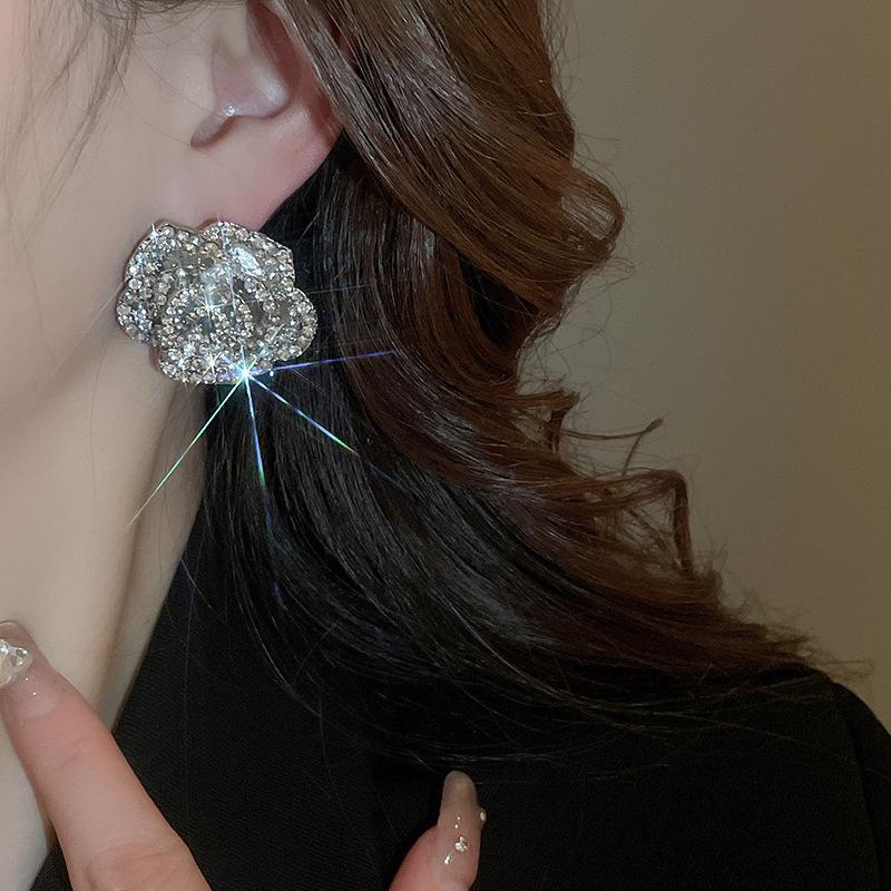 Minimalistisches Silbernadel Diamantbesetztes Blume Quasten Schmuckset - Halskette & Ohrringe