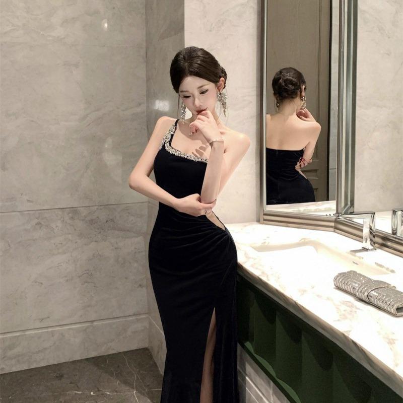 New Elegant and Sexy Velvet One-shoulder Evening Gown with Padded Cups Rhinestone Decoration High Slit Cut Out Mermaid Style Formal Party Long Dress