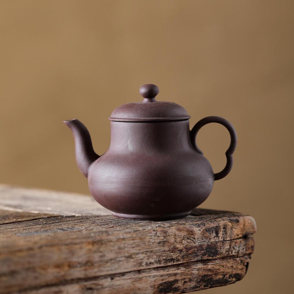 Purple Clay Gongfu Teapot: Handmade Retro Ceramic, High-Grade, Anti-Scald, Ideal for Home Tea Tasting.