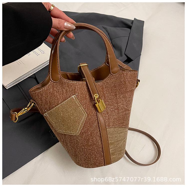 

Light luxury niche retro splicing handbag women s 2025 trendy new contrasting color advanced sense bucket bag messenger bag коричневый