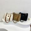 Samt-Schultertasche mit großem Fassungsvermögen für Damen Modische Tasche Monochromatisch Vielseitig Wechsler Luxus Brandneu