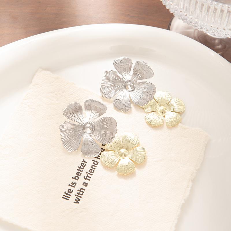 Retro Exquisite Temperament Stud Earrings Big Flower Pattern Metal Wind Fringed Earrings Niche Unique Earrings