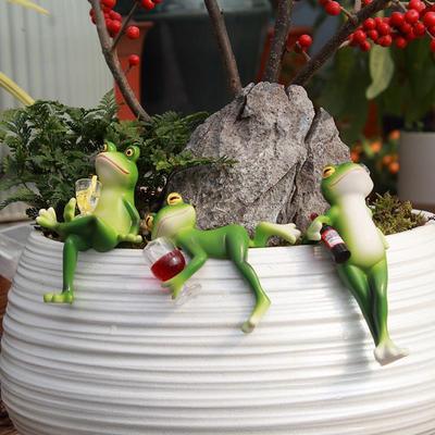 Tipsy Frog Figurine Flower Pot Hugger Decoration Funny Resin Frog Hanging Ornament for Indoor Planter & Aquariums Garden Decors