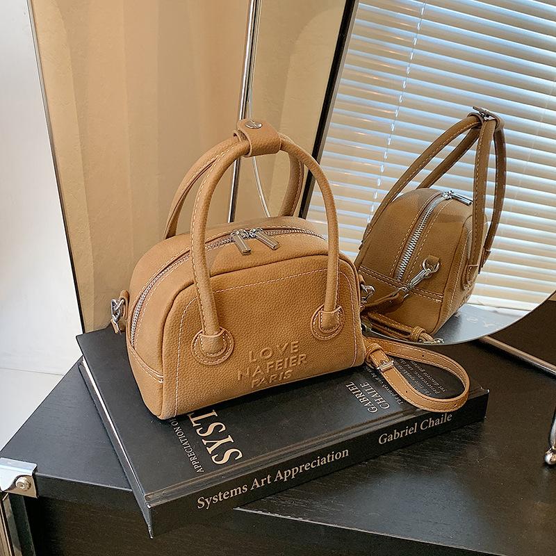 Small bag women's autumn and winter new versatile shoulder messenger bag fashionable and popular portable pillow bag