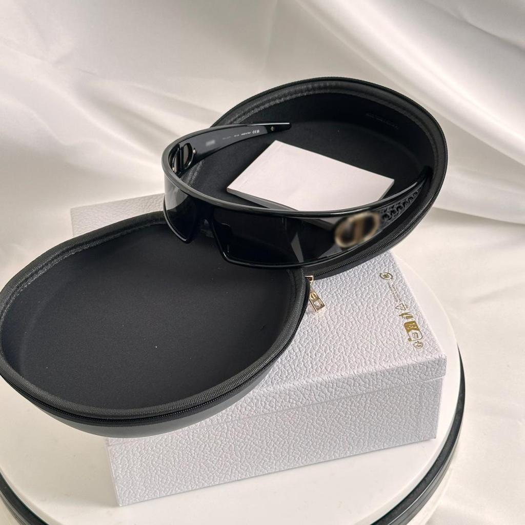 High-Quality Arc De Triomphe Sunglasses Case: Miu Miu Style by Yang Shulin