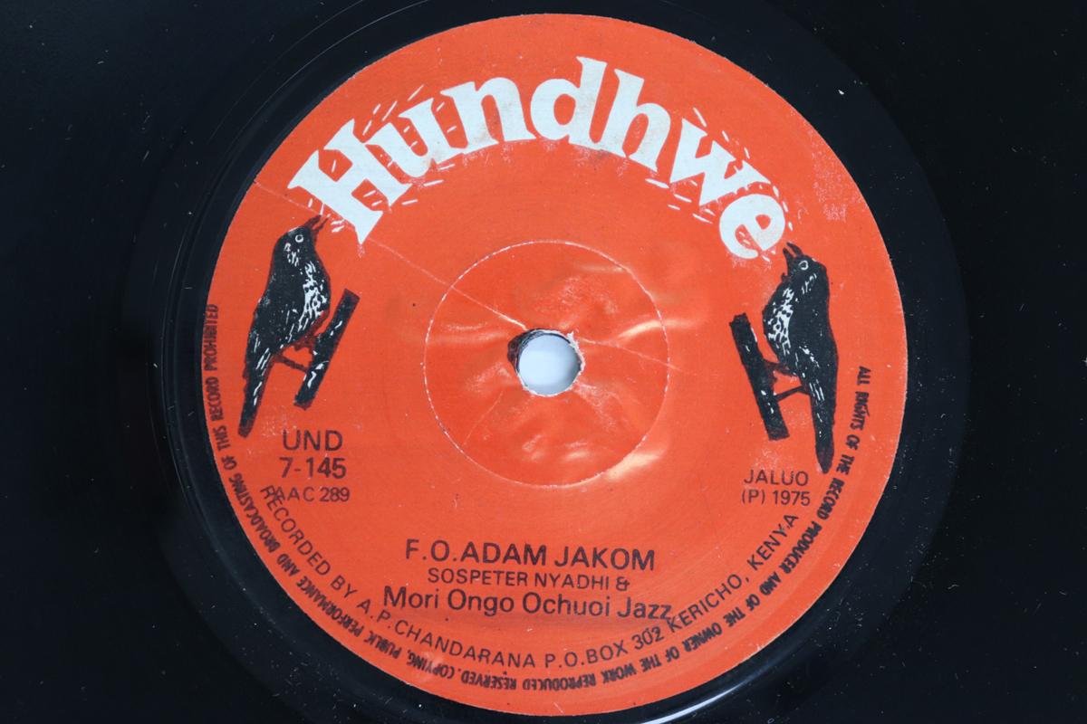 

7-дюймовая пластинка SOSPETER NYADHI, MORI ONGO OCHUOI J - F.o. Адам Яком / Самсон Омбуто UND7145 HUNDHWE 1975 Кения Мировая музыка Б/У